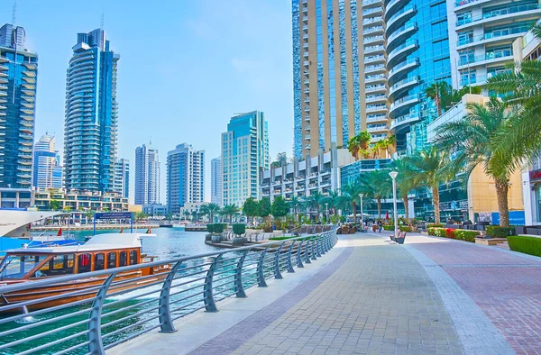 Dubai Uae March 2020 Promenade Dubai Marina Lined Topiary Bushes — Stock Photo, Image