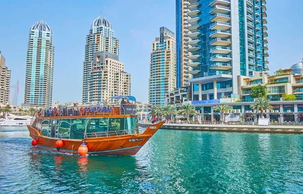 Dubai Uae March 2020 Enjoy Dhow Boat Cruise Modern Dubai — Stock Photo, Image