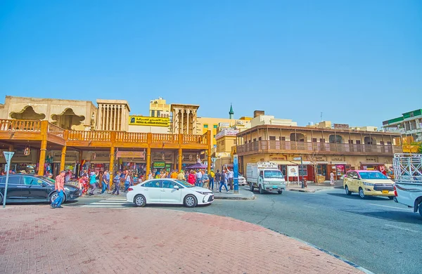 ドバイ アラブ首長国連邦 2020年3月2日 グランド ソウク デイラ地区の交通量が多く 3月2日にドバイで木製のギャラリーやバージェル ウィンドキャッチャー付きのアドベ建築物がある旧市街を占領します — ストック写真