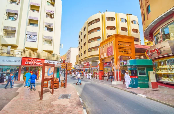 阿联酋 2020年3月2日 穿过老巴拉迪亚大街 穿过德拉格朗克 的各个街区 3月2日 在迪拜的现代建筑中可以看到金苏克的木门 — 图库照片