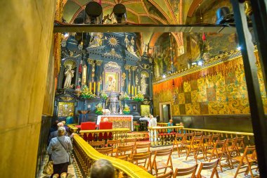 CZESTOCHOWA, POLAND - 12 Haziran 2018: Seyyahlar, Czestochowa Hanımı 'nın Şapeli' ni ziyaret ederek, 12 Haziran 'da en kutsal yer olan Altar' ın arkasında diz çökerler.