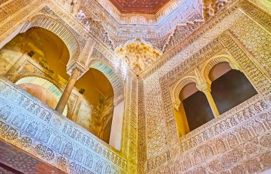 GRANADA, İspanya - 25 Eylül 2019: Güzel İslami kalıplar, sebka sıva, mokarabe ve oymalar, 25 Eylül 'de Granada' da bulunan Ortaçağ Prensesler Kulesi 'nin (Torre de las Infantas) kapsamaktadır.