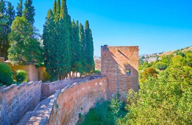 Ortaçağ tuğla duvarı ve Alhambra Esareti Kulesi yemyeşil, Granada, İspanya