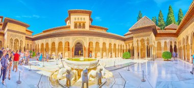 GRANADA, SPAIN - 25 Eylül 2019: Aslanlar Divanı, 25 Eylül 'de Granada' da bulunan eşsiz dekorları ve başyapıtlarıyla ünlü Nasrid Sarayı 'nın en önemli simgelerinden biridir.