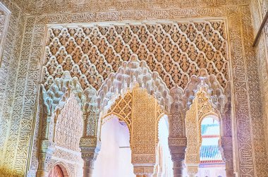 GRANADA, SPAIN - 25 Eylül 2019: Aslanlar Sarayı 'ndaki başyapıt salonları (Nasrid Palace, Alhambra) 25 Eylül' de Granada 'da güzel sebka dekorasyonları, Arap dini kaligrafisi, ince desenler ve mokarabe ile övünürler.