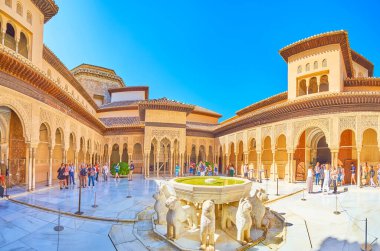 GRANADA, SPAIN - 25 Eylül 2019: Aslan Çeşmeli Aslanlar Mahkemesi 25 Eylül 'de Grana' da sebka, mokarabe, arabesk ve güzel İslami desenlerle süslenmiş Aslanlar Sarayı (Nasrid Palace, Alhambra) süslü galerileriyle çevrilidir.