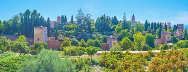 Önünde yüksek kuleleri, büyük surları, üzüm bağları ve yemyeşil bahçesi olan Alhambra Kalesi Panoraması, Granada, İspanya