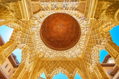 GRANADA, SPAIN - SEPTEMBER 25, 2019: Aslanlar Sarayı 'ndaki (Nasrid Palace, Alhambra) portico kubbesinin 25 Eylül' de Granada 'da oyulmuş ahşap desenli, mokarabe ve sebka alçılı başyapıtı