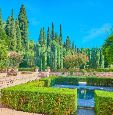 Dar sokaklar, küçük çeşmeler, haydutlar ve uzun selvi ağaçları, Alhambra, Granada, İspanya manzaralı Generalife bahçesi.