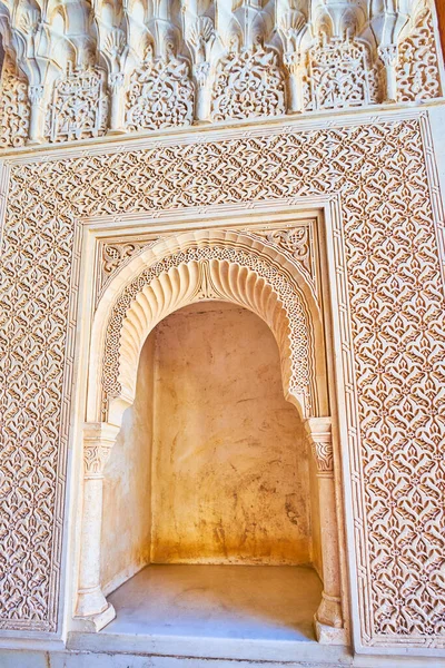 2019年9月25日 在格拉纳达 Alhambra Nasrid Palace 的门廊上 装饰着传统的Mudejar风格的精美的Sebka装饰 — 图库照片