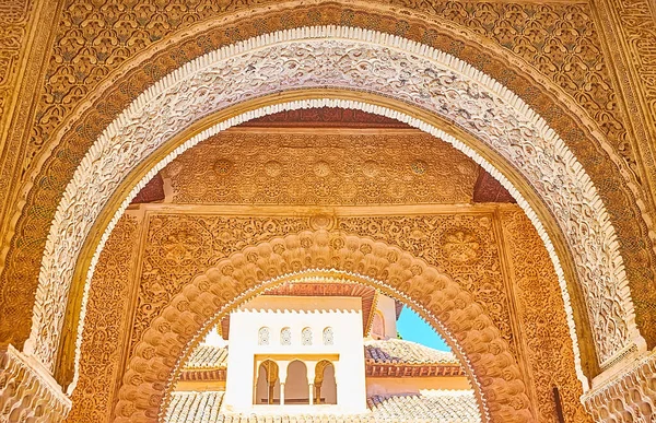 2019年9月25日 在格拉纳达 格拉纳达 阿本策拉杰斯厅 纳斯利德宫 阿罕布拉 的墙壁和拱形通道被花边状的塞布卡装饰 阿拉伯式建筑和精美图案所覆盖 — 图库照片