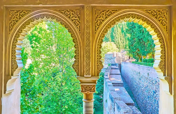 从装饰华丽的公主塔窗户 俯瞰西班牙格拉纳达Alhambra城墙和郁郁葱葱的绿园 欣赏美景 — 图库照片