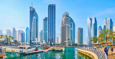 DUBAI, BAE - 2 Mart 2020: Dubai Marina 'nın Bristol limanından, 2 Mart' ta Dubai 'de kafeler ve restoranlarla çevrili modern yüksek binalarını izleyin