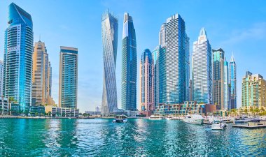 DUBAI, BAE - 2 Mart 2020: Dubai Marina 'da yürüyüş yapmak ve lüks gökdelenleri, modern yatları, açık hava restoranlarını izlemek, 2 Mart' ta Dubai 'de