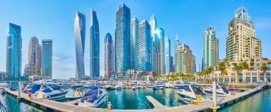 DUBAI, BAE - 2 Mart 2020 'de Dubai' de Marina tersaneleri ve fütüristik gökdelenleri ile birlikte Panorama