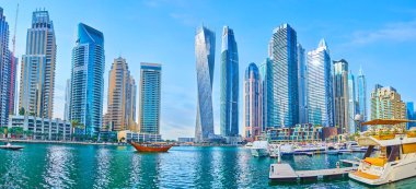 DUBAI, BAE - 2 Mart 2020: Lüks Marina Panoraması, cam fütüristik gökdelenler, yüzen tekne ve demirlemiş yatlarla 2 Mart 'ta Dubai' de