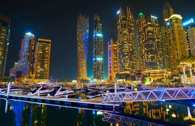 DUBAI, BAE - 2 Mart 2020 Dubai Marina yat kulübü boyunca gece yürüyüşü, 2 Mart 'ta Dubai' de aydınlık kulelerle çevrelendi.