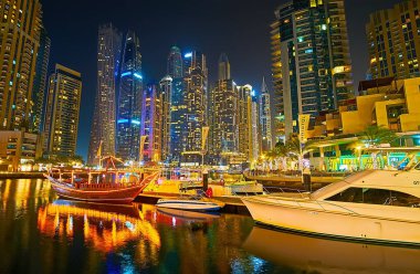 DUBAI, BAE - 2 Mart 2020: Tekneler ve onların yansımaları Bristol Limanı 'nın 2 Mart' ta Dubai Marina limanında
