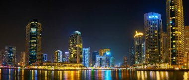 DUBAI, BAE - 2 Mart 2020: Dubai Marina Panoraması, 2 Mart 'ta Dubai' de kanalın sularına yansıtılan aydınlık gökdelenler