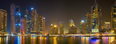 DUBAI, BAE - 2 Mart 2020: Dubai Marina 'nın en yüksek binaları olan Cayan Kulesi, Damac Residenze, Princess Tower, Emirates Crown' un 2 Mart 'ta Dubai' deki akşam siluetini izleyin