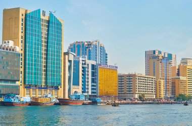 DUBAI, BAE - 2 Mart 2020 Dubai Creek 'ten Deira' nın modern semtindeki bankalar, oteller ve iş merkezlerinin beton ve cam binaları 2 Mart 'ta Dubai' de görülüyor