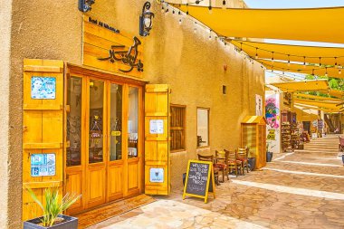 DUBAI, BAE - 2 Mart 2020: Dubai 'de tarihi Al Fahidi ilçesi tenteli, kil evli, küçük binalı, tezgahlı, kafeli ve kahveli dar gölgeli caddelere 2 Mart' ta sahip