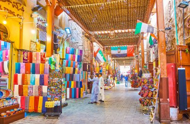 DUBAI, BAE - 2 Mart 2020: Dubai Grand Souq 'un eski dar sokaklarında yürüyün, 2 Mart' ta Dubai 'de hediyelik eşya, mıknatıs, kaşmir eşarp, çömlek ve aksesuar seçin.