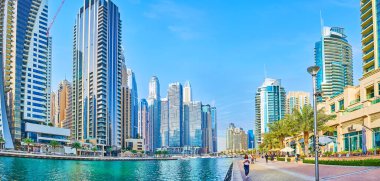 DUBAI, BAE - 2 Mart 2020 Dubai Marina 'nın gezinti alanı 2 Mart' ta Dubai 'de Kanal ve gelecekteki yerleşik gökdelenler boyunca uzanır.