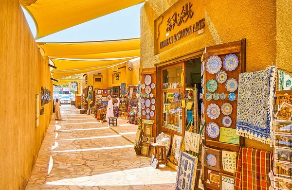 2017年3月2日在迪拜 阿联酋杜拜 3月2日 Fahidi地区艺术画廊的阴凉街道和Al Souq Kabeer市场的商店 提供传统陶器 阿拉伯书法物品 — 图库照片
