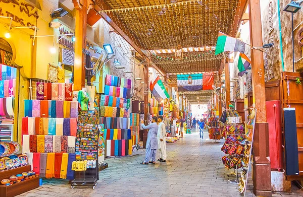 美国迪拜 2020年3月2日 3月2日 在迪拜的Bur Dubai Grand Souq的旧小巷中漫步 选择纪念品 羊绒围巾 陶器和配件 — 图库照片