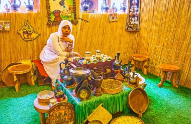 DUBAI, BAE - 2 Mart 2020: Etiyopya Kahve Müzesi 'nde Etiyopya kahvesini ziyaret edin ve sıcak kahveyi deneyin, jebena demliğinde yapılır ve Etiyopyalı bir kadın tarafından 2 Mart' ta Dubai 'de milli kıyafetle servis edilir.