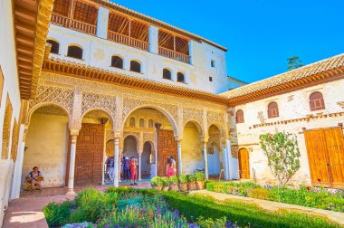 GRANADA, SPAIN - 25 Eylül 2019: 25 Eylül 'de Granada' da, Sulama Hendeği Patio süslü atari ve yemyeşil bahçeli Generalife Summer Residence of Alhambra 'nın portalı