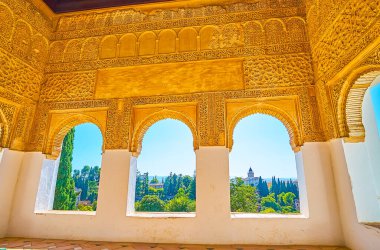 GRANADA, SPAIN - 25 Eylül 2019: 25 Eylül 'de Granada' da, güzel sebka süslemeleri ve İslam kaligrafisi ile Alhambra 'nın Genelevi' nin süslü pavyonu