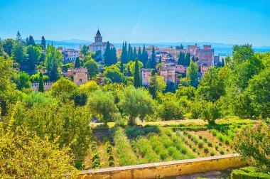 Santa Maria kilisesi olan Alhambra kalesi ve ön planda Genelkurmay 'ın yemyeşil bahçesi, Granada, İspanya