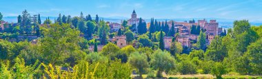 Alhambra Kalesi 'nin panoramasını izleyin. Kuleleri, surları, Alcazaba ve Santa Maria Kilisesi, yemyeşil, Granada, İspanya