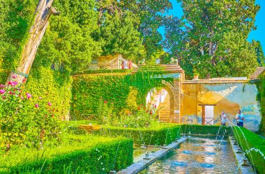 GANADA, İspanya - 25 Eylül 2019: Sultana Sarayı 'nın Cypress Ağacı' ndaki Çeşme ve yemyeşil çeşme, Generalife, Alhambra, 25 Eylül 'de Granada