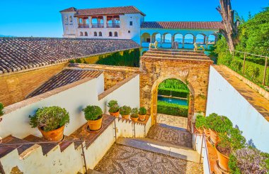 Taş aslanlarla süslenmiş eski tuğla kapı Sultana 'nın Cypress Ağacı, Generalife, Alhambra, Granada, İspanya Sarayı' na açılıyor.