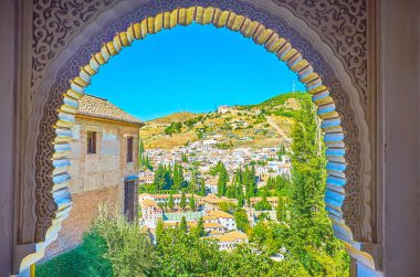 Alhambra Aslanları Sarayı 'nın at nalı kemeri, İspanya' nın Albaicin ve Sacromonte kentlerindeki Granada 'nın tepe manzarasını gözler önüne serer.
