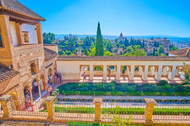 GRANADA, SPAIN - 25 Eylül 2019: 25 Eylül 'de Granada' da arka planda atari salonu, bahçe, çeşme ve Alhambra kalesi ile Genelkurmay 'ın Verandası' nın en üst manzarasının keyfini çıkarın.