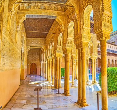Granada, İspanya - 25 Eylül 2019 'da Granada' da, zarif sebka teknikleri, ince sütunlar ve arabesk ile Aslanlar Sarayı 'nın (Nasrid Palace, Alhambra) süslü atari salonu