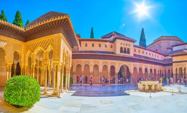 GRANADA, SPAIN - 25 Eylül 2019: 25 Eylül 'de Granada' da sebka, mokarabe ve taş heykellerle zenginleştirilmiş, Aslanlar Sarayı 'nın (Nasrid Palace, Alhambra) mimari topluluğunun keyfini çıkarın.