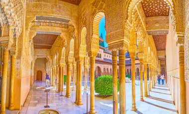 Granada, İspanya - 25 Eylül 2019: Aslan Çeşmeli Aslanlar Sarayı Panoraması, 25 Eylül 'de Granada, Alhambra' da ince mokarabe ve sebka ile kaplı sütunların içinden görülüyor.