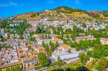 Alhambra Kalesi 'nin surlarından Sacromonte ve Granada' nın Albaicin ilçeleri manzarası