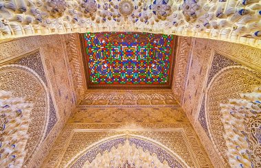 GRANADA, SPAIN - SEPTEMBER 25, 2019: 25 Eylül 'de Granada' da bulunan dekoratif Daraxa Mirador pavyonu (Nasrid Sarayı, Alhambra) renkli boyalı cam kubbe, sebka, mokarabe ve İslami desenlerle çevrili, 25 Eylül 'de