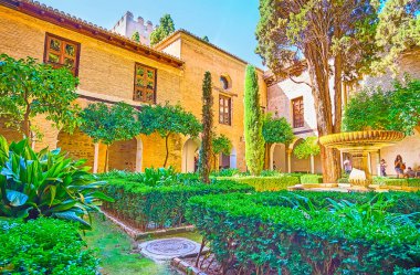 Granada, İspanya - 25 Eylül 2019 'da Granada' da yemyeşil ve gölgeli Daraxa 'nın Alhambra' daki Nasrid Sarayı Bahçesi dinlenmek ve çeşme ve bitki bitkilerini izlemek için mükemmel bir yer.