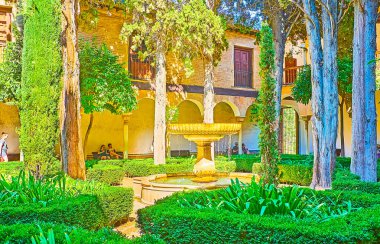 GrandANADA, İspanya - 25 Eylül 2019: Okunmuş taş çeşmesi, 25 Eylül 'de Granada' da bulunan Alhambra 'daki Opiary Daraxa' s Garden of Nasrid Palace 'ı süslüyor.