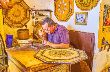 Grand ANADA, İspanya - 25 Eylül 2019: The artisan, 25 Eylül 'de Granada' da, renkli işlemeli ahşap panel yaparak, nadir ortaçağ tarasya tekniğini (marquşiir) icra eder.