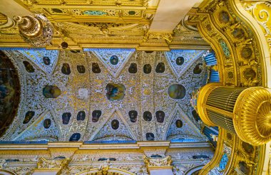 CZESTOCHOWA, POLAND - 12 Haziran 2018: Jasna Gora Bazilikası 'nın muhteşem dekorasyonu, 12 Haziran' da Czestochowa 'da, mahzende ve duvarlarda olağanüstü sıva ve tarihi freskler ile
