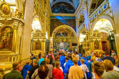 CZESTOCHOWA, POLAND - 12 Haziran 2018: Jasna Gora Bazilikası 'ndaki cemaat üyeleri, 12 Haziran' da Czestochowa 'da, Meryem Ana Şapeli' nin ana mabedi olan