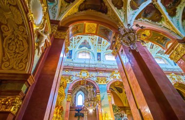 CZESTOCHOWA, POLAND - 12 Haziran 2018: 12 Haziran 'da Czestochowa' da Nave 'yi yan koridorlardan ayıran yüksek atari salonu, üst kısımlarında mermer paneller ve sıva pervazlarıyla dekore edilmiştir.